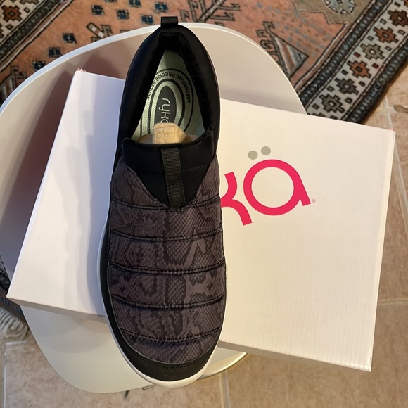 Water repellent sneakers - Picture 3 of 4